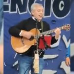 Alberto sorprendió cantando y tocando la guitarra en un acto con militantes en Florencio Varela
